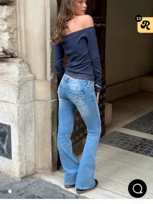 Ljusblå bootcut jeans från Gina  - Säljer ett par ljusblå bootcut jeans från Gina med snygga broderade detaljer på bakfickorna. Jeansen har låg midja och klassisk femficksdesign. Perfekta för dig som gillar retrostil och vill ha ett par jeans med cool passform. Dom e nästan helt nya har dock haft dom ett tag men kommer inte så mycket till användning. Pris kan diskuteras! 