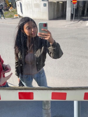 Zara jacka - Jätte fin bra skick bra när det inte är super varmt men inte tillräckligt varmt för ingen jacka(pris kan alltid diskuteras)