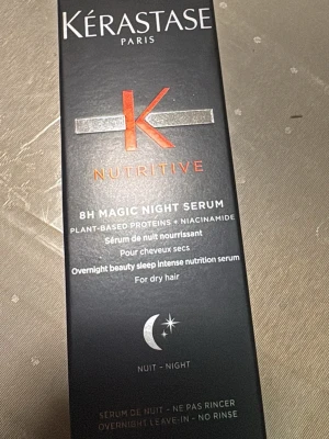 Kérastase Nutritive 8H Magic Night Serum - Kérastase Nutritive 8H Magic Night Serum är ett närande nattserum för torrt hår med växtbaserade proteiner och niacinamid. Kommer i en svart och orange förpackning. Serumet är leave-in och behöver inte sköljas ur.