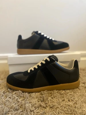 Maison Margiela svarta formlåga sneakers - Maison Margiela sneakers i svart färg. Aldrig använda. De är svarta med väldigt bra kvalitet. 😉🇨🇳