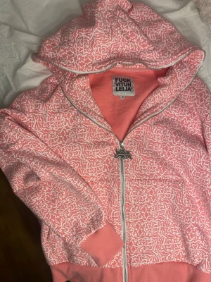 Y2k hoodie zip up - Cool rosa zip up hoodie från finska märket vitunleija. Toppskick, endast använd 1-2 gånger. Köpte för 1600. Passar lika bra på tjejer som killar