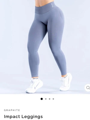 grå Impact leggings från DFYNE - INTRESSEKOLL Snygga leggings i färgen graphite från DFYNE. Vill sälja pga lite för stora för mig. Passar från xs-m beroende på fit. Använda typ 2 gånger. Skriv om intresserad!!