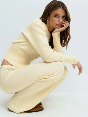 Ljusgul linne byxor - Mysigt linne byxor från gina tricot, passar bra till en chill dag. Sköna ich mjuka.