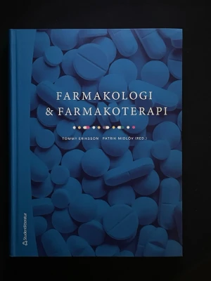Nyskick Farmakologi och farmakoterapi 2023 - Säljer kursboken Farmakologi och farmakoterapi (2023).  Boken är i helt nytt skick, den har inte ens bläddrats i.  • Språk: Svenska • Format: Flexband • Författare: Tommy Eriksson m.fl.  Nypris på Adlibris: 837 kr Mitt pris: 550 kr.  Hör gärna av dig vid frågor🫶🏽