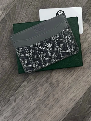 Grå korthållare  - Säljer denna feta plånboken! Vid frågor är det bara skriva! Paketpris går och lösa. Mvh 