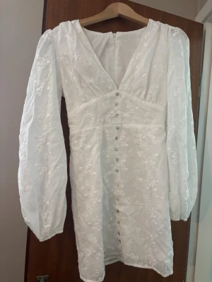 Vit kort klänning  - Säljer en vit klänning från SHEIN, köpt på Vinted men aldrig använd av mig eller den innan då den var för liten💓Skicka prisförslag:)