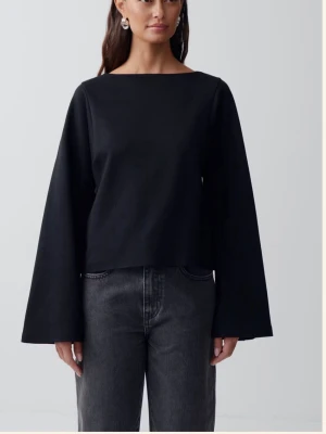 Stilren svart topp - Svart långärmad topp från Gina. Mycket fint skick! Kom gärna med prisförslag!🫶🏻