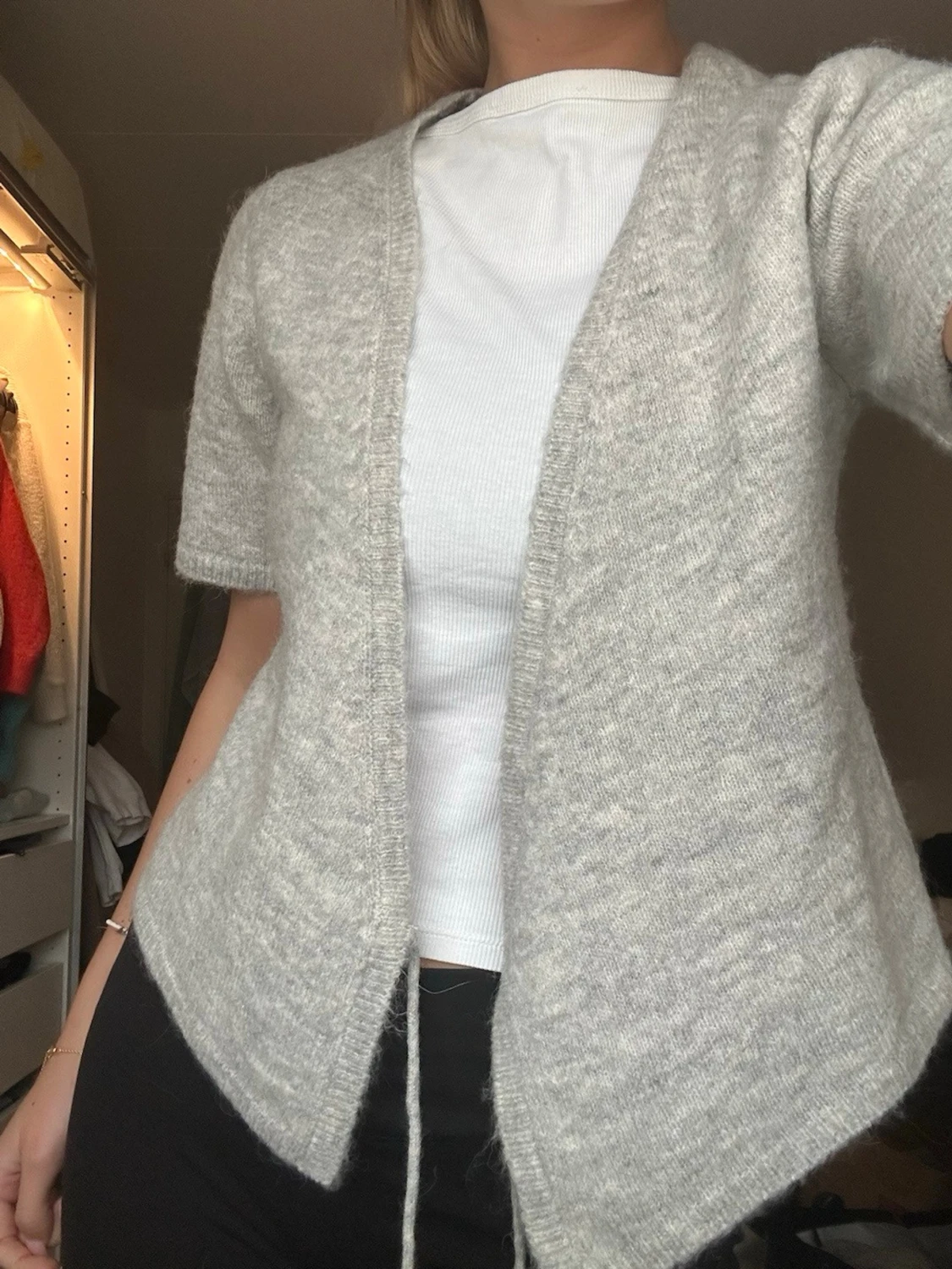 Ljusgrå omlottkofta