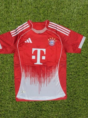 Bayern München matchtröja  - Säljer en röd och vit Bayern München matchtröja från Adidas med klubbmärke, sponsorlogga och vita detaljer. Tröjan har nummer 17 och namnet Olise på ryggen samt klassiska Adidas-ränder på axlarna. Perfekt för dig som älskar fotboll och vill stötta ditt lag.    Finns i olika storlekar!!! Pris kan diskuteras!!!