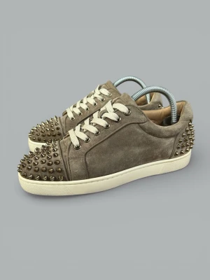 Christian Louboutin Seavaste Spikes Skor - Otroligt fräscha Louboutin skor i grå/beige/khaki mocka, och med spikar både fram och baktill.  Skorna är använda väldigt sparsamt och är i otroligt fint skick. Storlek 39, sitter lite större. Garanterat äkta, kommer med äkthetscertifikat.