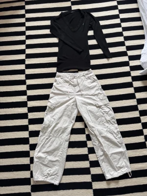 Hela outfiten - Går också att köpa båda separat. Tröja storlek XS, byxor storlek S