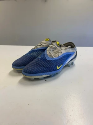 Nike phantom 6 FG Elite  - Nike phantom 6 Elite FG. Fina skor som endast är använda några träningar på gräs, men dom är tyvärr försmå för mig så säljer dom nu! Hör av er vid frågor!