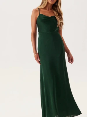 Mörkgrön långklänning med öppen rygg - Elegant mörkgrön långklänning med smala axelband. Klänningen är öppen rygg. Storlek 36. Perfekt till balen! Köpte 2 storlekar så denna är inte öppnad ur förpackningen.