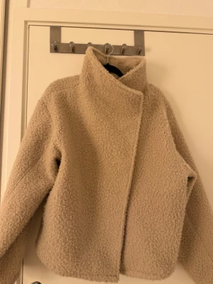 Fluffig vår/höst jacka - Beige vår/höst jacka varm!