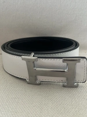 Vitt H Bälte - Snyggt Vitt H Bälte bältet är 115 och passar nästan alla och är helt nytt och passar alla outfits.
