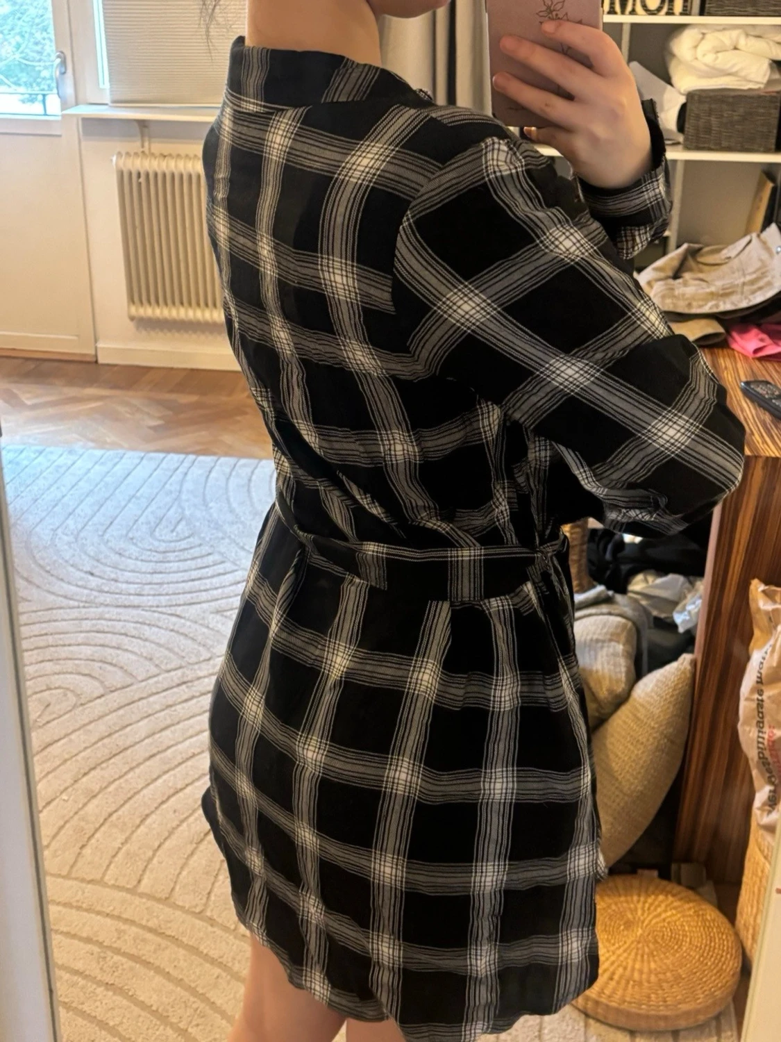 Svartvit rutig skjortklänning med bälte - 2