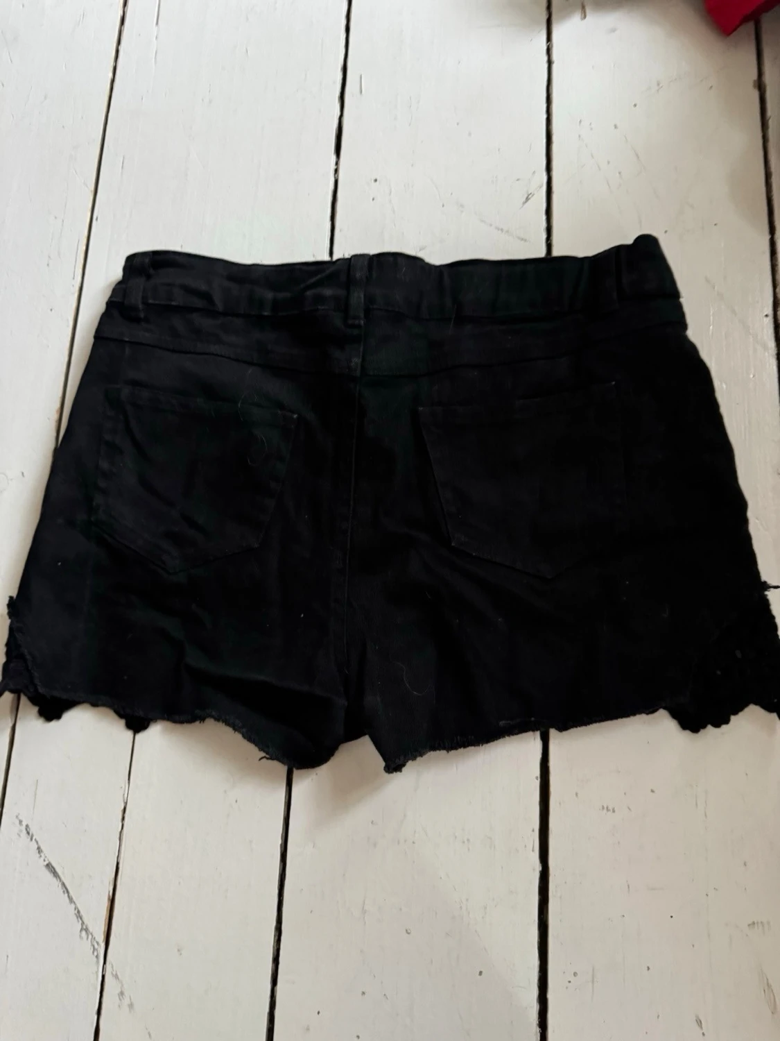 Svarta shorts med spetsdetalj - 3
