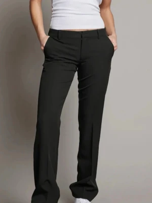 Kostymbyxor från bikbok - Kostymbyxor från bikbok dom är slitna nere vid fötterna men det är inget som syns när dom är på