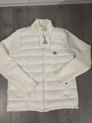 Moncler cardigan i vit färg - En riktigt stilig vid cardigan, nyaste modelen i bästa kvalite. Priset kan diskuteras via snabb affär!