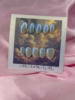 Arctic (M);Short Almond - Handgjorda press-on naglar i en skimrande ljusblå färg med holografiskt glitter. Naglarna har en kort almond form och ger en trendig look. Perfekta för dig som vill ha snygga naglar snabbt och enkelt. Kommer i M: 16 mm, 12 mm, 12,5 mm, 11,5 mm, 10 mm