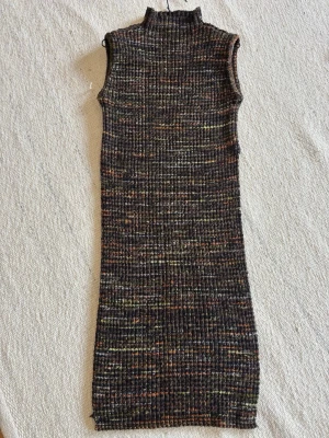 GANNI long knit vest - Populär ribbstickad väst från GANNI med ett fint flerfärgat space-dyed mönster. Mysig och chunky stickning – perfekt för den kommande säsongen.  Mycket fint skick, inga synliga tecken på användning.