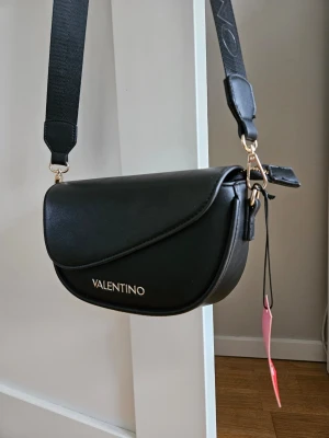 Valentino cros body bag / handväska, modell Piper - Jättefin Valentino handväska i svart, modell Piper. Nyskick, använd enstaka gång. Inköpt på Zalando, två axelremmar medföljer. Nypris 1 245 kr. 
