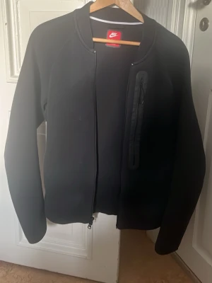 Nike tech svart zip - Säljer min Nike tech,aldrig använd pris kan diskuteras