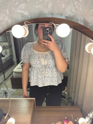 Blå blommig sommartopp med knut - Säljer en söt blå blommig sommarblus/somamrtopp från Gina tricot för att jag inte får någon användning av den och för att den är för stor för mina axlar. Har använt den en gång. Den är storlek L men kan passa M, XL och kanske S. Om du är intresserad skriv till mig innan🥰