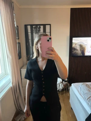 Svart kortärmad kofta  - En svart kortärmad kofta från Gina tricot i storlek S och är i väldigt bra skick 