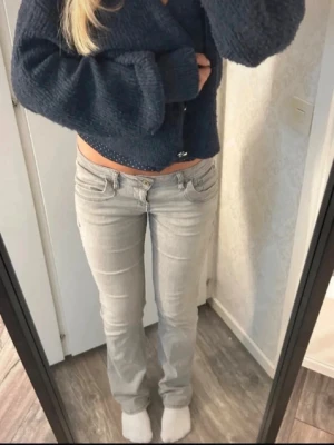 Ltb jeans  - Säljer ett par ljusgrå jeans med bootcut passform och låg midja