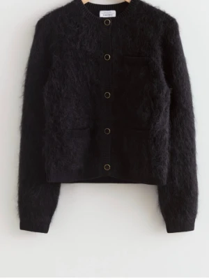 Stickad kofta  - Säljer denna jättefina stickade koftan/cardigan från other stories💗 Ursprugspriset var 1300kr💗