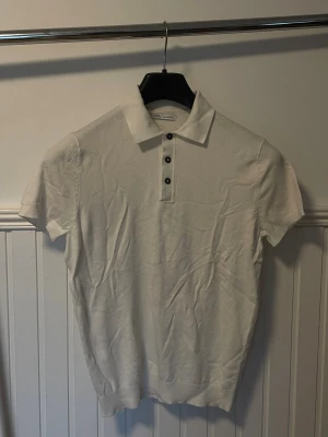 Stickad Piké vit - En väldigt snygg stickad vit piké . Pris kan diskuteras vid snabb affär.