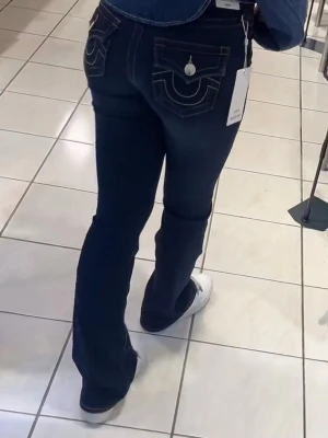 True religion jeans - True religion jeans i modellen Becca (midrise) i en mörkblå tvätt, strl 26. Sparsamt använda och har inga skavanker, är i toppen skick. Nypris 1299kr.