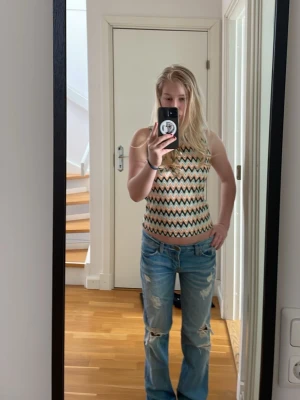 💓Blå slitna bootcut jeans med hål💓 - Säljer ett par ljusblå jeans med slitningar och stora hål på knäna. Jeansen har en bootcut passform och klassisk femficksdesign. Perfekta för dig som gillar en avslappnad och trendig look. Materialet är denim. Säljer då de är för långa och för stora i midjan för mig💗Använda endast ett fåtal gånger. Har hål längst ner på byxan eftersom de har varit för långa för mig(se bilderna ovan).