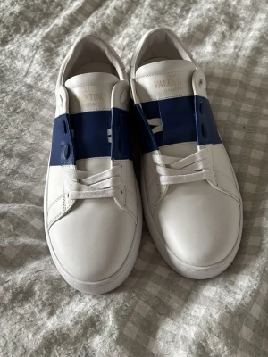 Valentino skor - Storlek 42 men sitter perfekt till 43 också, Aldrig använda. hör av er vid intresse! Pris inte hugget i steb