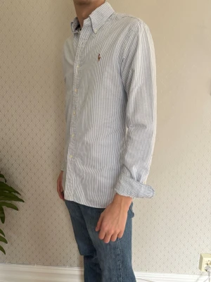 Ralph Lauren skjorta - Hej säljer denna sjukt snygga Ralph Lauren skjorta  i storlek S. Den är i sjuk bra skick och passar perfekt nu till vår/sommaren. Nypris på denna är 1799kr hör av er vid några frågor. 
