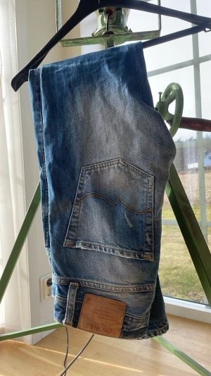 Jack and jones  - Ett par riktigt sköna äldre model från Jack and jones, riktigt goa slitningar och fades fram och bak. Strl 29/32 men passar även som 30/32.