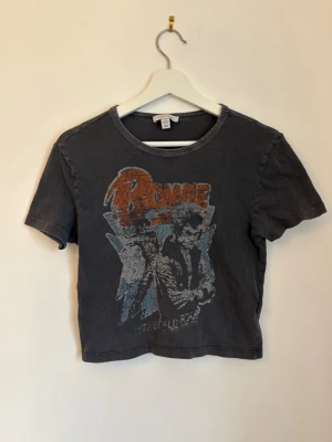 BOWIE T-shirt - En grå t-shirt men David Bowie tryck! Urtvättad stil, kort modell