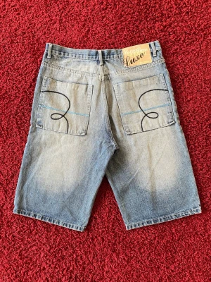 Lot 29 looney tunes jorts - Lot 29 jeans i storlek W32. Mått: midjemått - 42cm, ytterbenslängd - 64cm, benöppning - 28cm. Skriv för fler bilder och frågor!