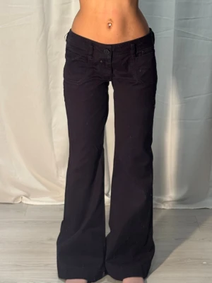 Svarta Guess jeans  -  Midjemått: 39cm. Gren: 19cm. Innerbenslängd: 77cm. (Storlek 30, men uppskattas passa 36/38.) Kolla in min profil, följ för fler plagg🙌10227