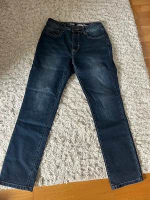 mörkblåa jeans - raka mörkblåa jeans med stygn på fickorna