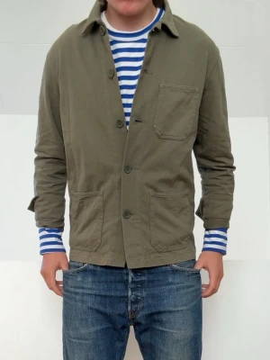 Olivgrön Oversguer - Olivgrön Overshirt i strl Xs men sitter som en S! Bra skick utan nåra defekter och hör gärna av er vid frågor elr funderingar!!