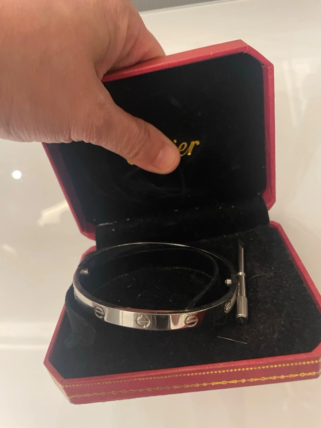 Silverfärgat armband i metall
