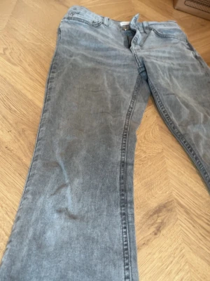 Gråa Jeans från Gina Tricot - Nästan aldrig andvända gråa jeans från Gina Tricot