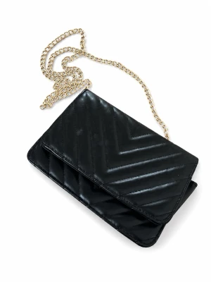 Svart kuvertväska med kedja - Stilren svart kuvertväska i glansigt material med quiltat mönster i chevron-stil. Väskan har en elegant guldfärgad kedjerem som ger en lyxig känsla. Perfekt för att lyfta din outfit med en trendig touch.