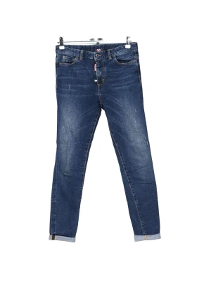 dsquared2 jeans - Snygga mörkblå dsquared2 jeans med flera knappar i gylfen och uppvikta benslut. Jeansen har klassiska fem fickor och lätt slitna detaljer för en cool look. Perfekta för dig som gillar en smal passform och trendig stil.