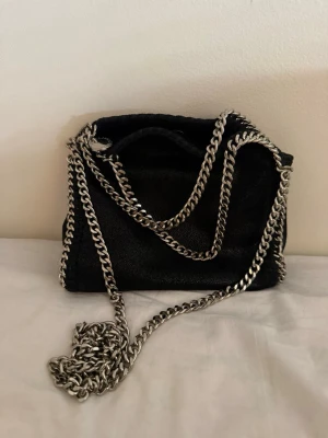 Mini Stella Mcartney falabella tote - Säljer min jättesnygga väska från Stella Mcartney! Den är hyfsat ny och har inga defekter förutom lite missfärgning på kedjan, men det syns bara om man kollar nära! Köpt för 4500kr!💕💕