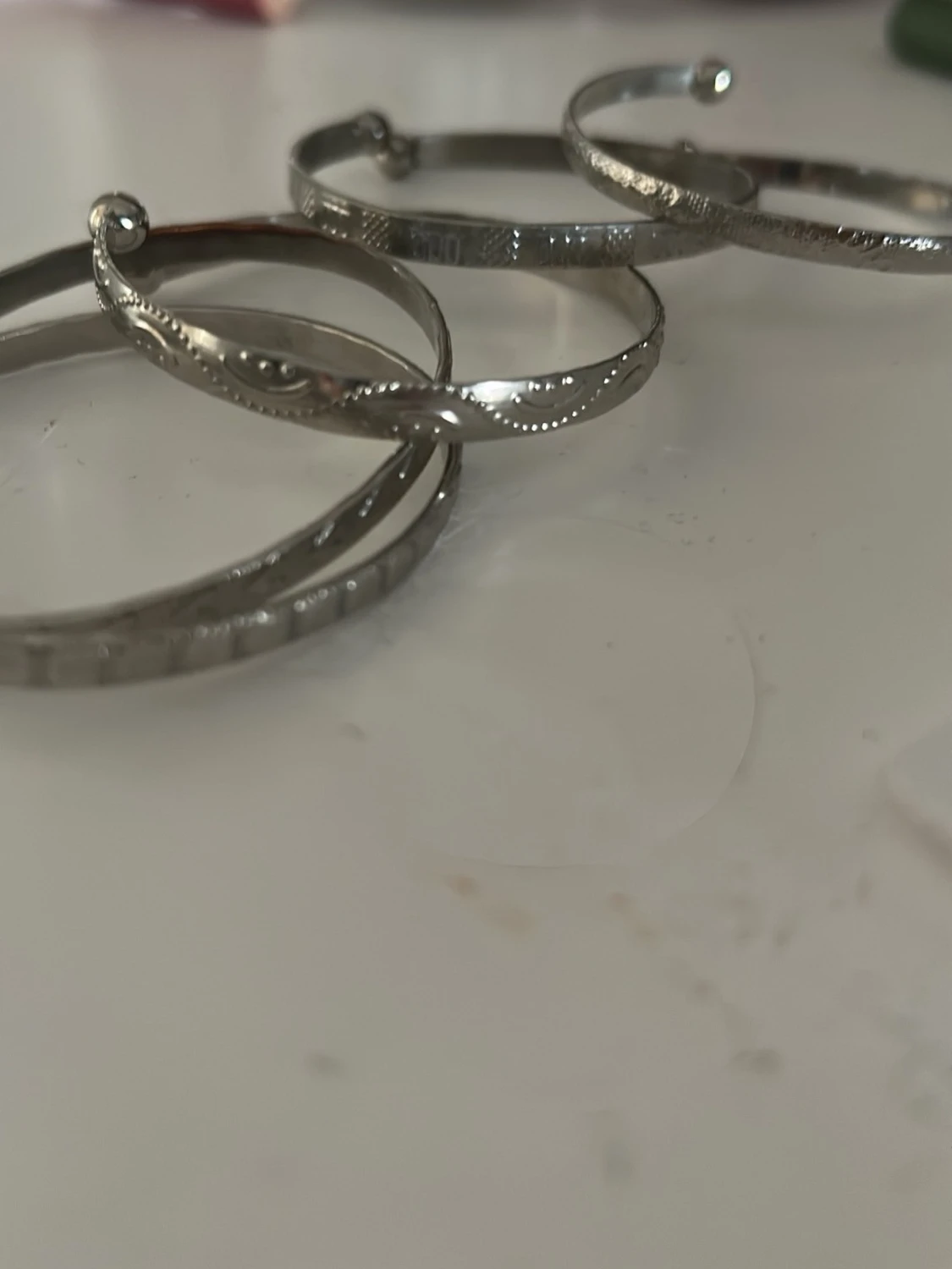 Silverfärgade armband med mönster - 2