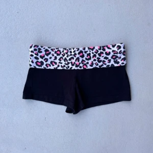 2000s leopard foldover yoga shorts  - jättefina unika shorts med vikbar midjeband fint skick önskar jag kunde behålla men tyvärr inte min storlek  passar S 36-38 de är lite stretchiga  låg midja ca 39 platt 