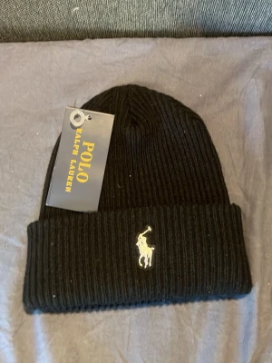 Ralph lauren mössa  - Säljer en svart Ralph lauren mössa. Mössan är helt ny och har därför prislappen kvar. 